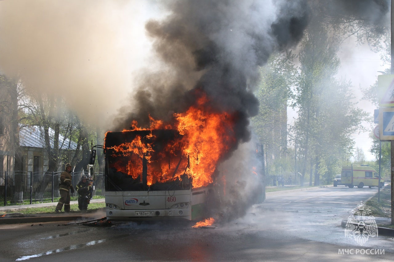 Пассажирский автобус вспыхнул на ходу в Вологде